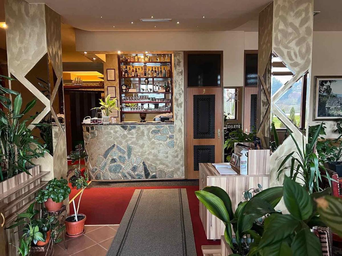 Hotel Dva Goluba Pale Extérieur photo