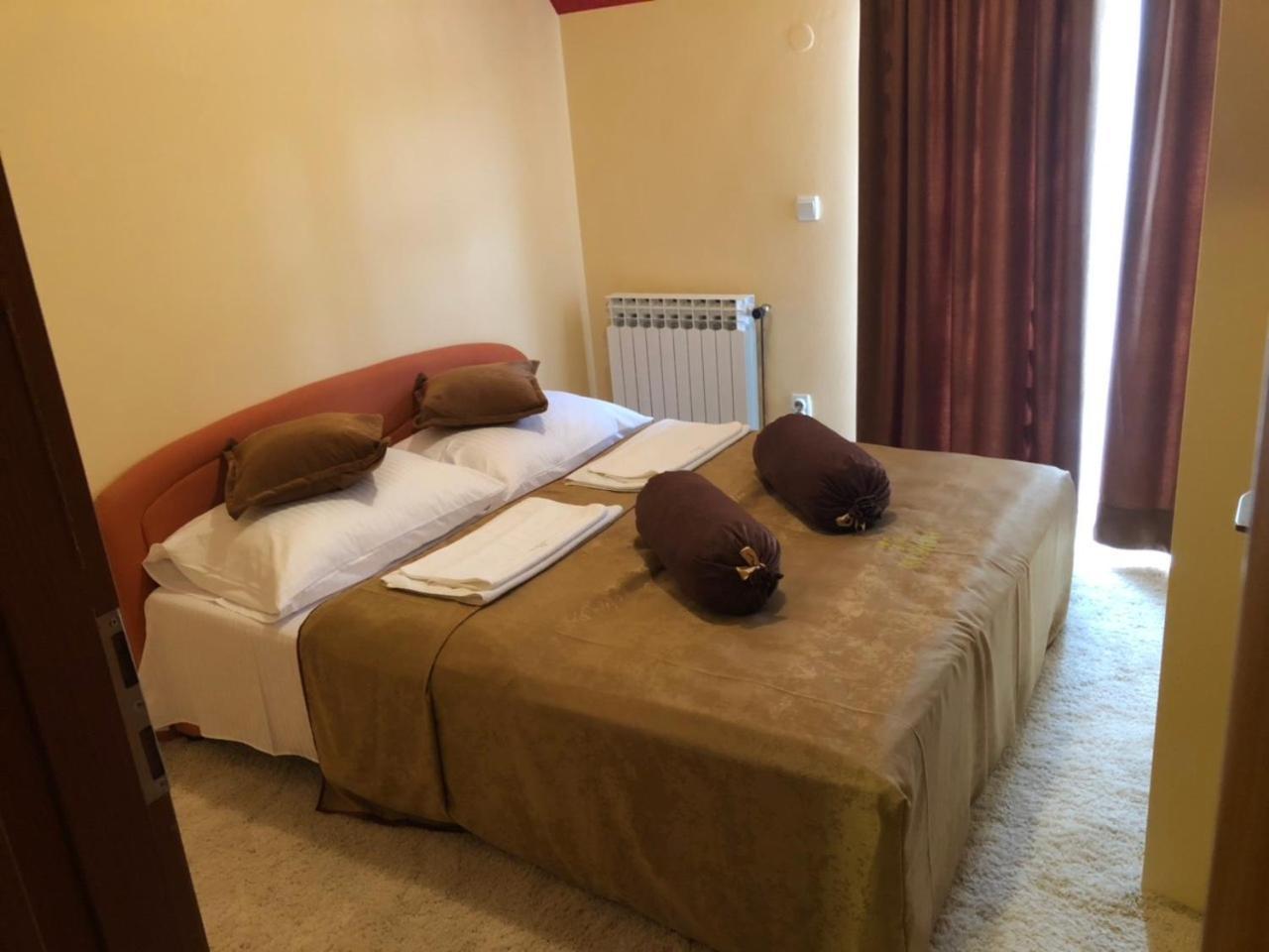 Hotel Dva Goluba Pale Extérieur photo